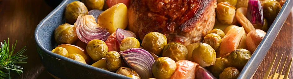 Beenham uit de oven met tricolore aardappels, spruitjes en appel