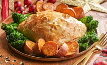 Zalm wellington met spinazie en geroosterde zoete aardappels