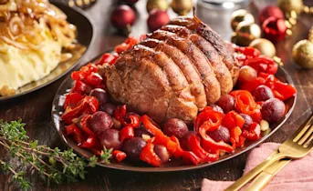 Filetrollade met geroosterde rode druiven, aardappelpuree en gekaramelliseerde ui