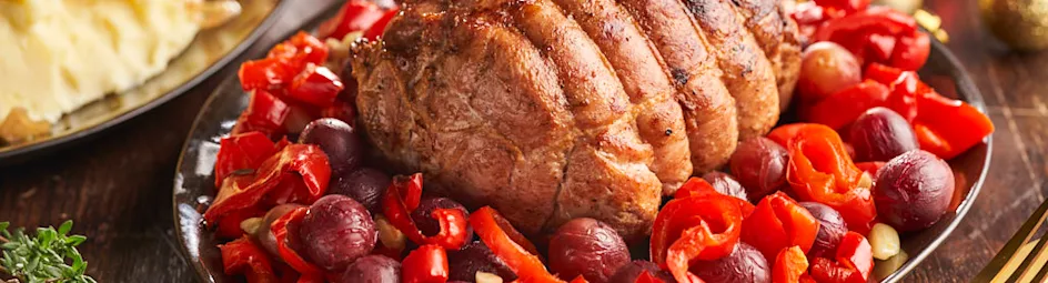 Filetrollade met geroosterde rode druiven, aardappelpuree en gekaramelliseerde ui