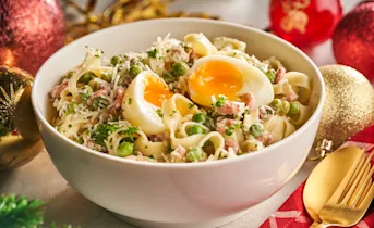 Verse tagliatelle met doperwten, Hollandse garnalen en een zacht eitje