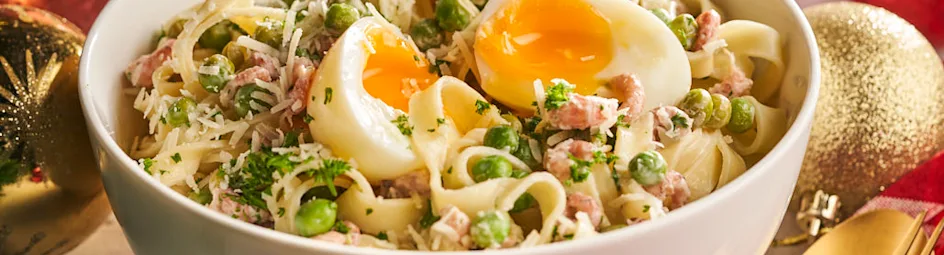 Verse tagliatelle met doperwten, Hollandse garnalen en een zacht eitje