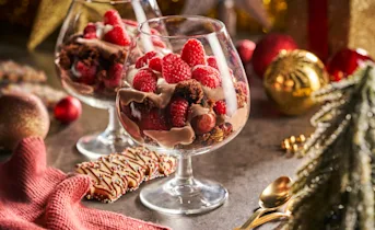 Triple chocolate trifle met rood fruit