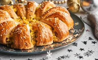 Brunchkrans met roerei en gerookte zalm