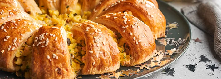 Brunchkrans met roerei en gerookte zalm