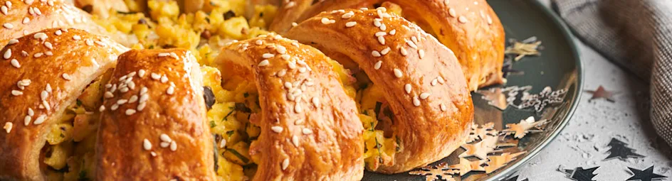 Brunchkrans met roerei en gerookte zalm
