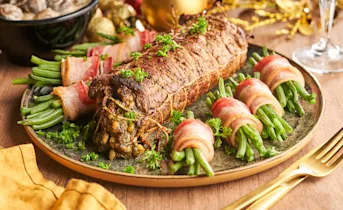 Carpacciorollade met paddenstoelenroomsaus en boontjes met spek