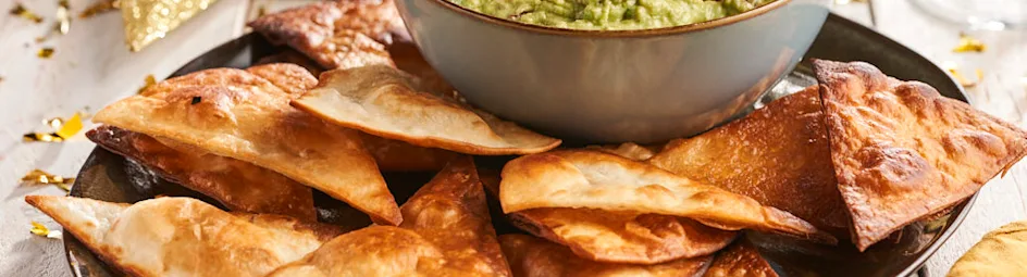 Zelfgemaakte nachochips met frisse avocado-pestodip