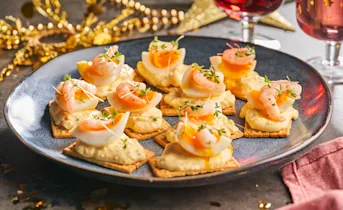 Toastjes met eiersalade, garnalen en tuinkers