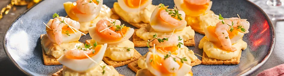 Toastjes met eiersalade, garnalen en tuinkers