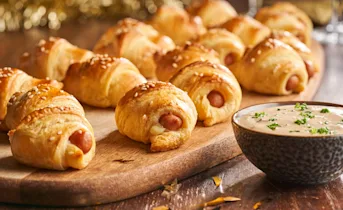 Knakworstjes in croissantdeeg met kruidige yoghurtdip