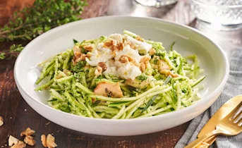 Courgetti met spinazie-walnotenpesto, kip en mozzarella