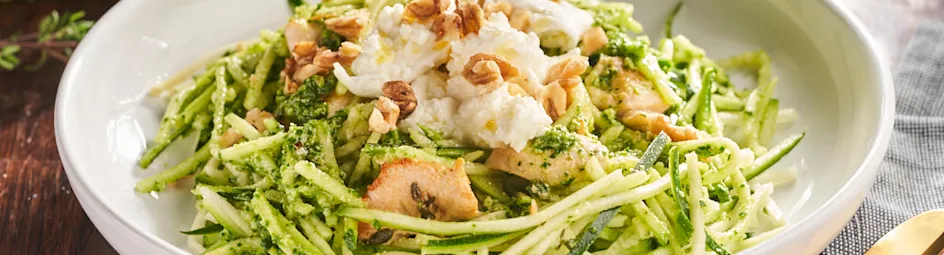 Courgetti met spinazie-walnotenpesto, kip en mozzarella