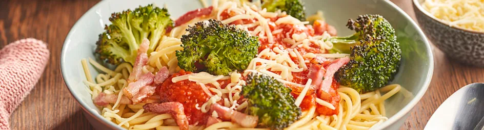 Pasta met paprikasaus, broccoli en spekjes