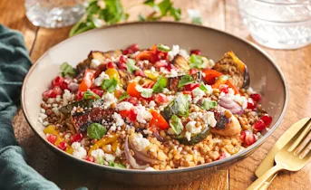 Midden-Oosterse maaltijdsalade met bloemkoolrijst en kipchipolata's