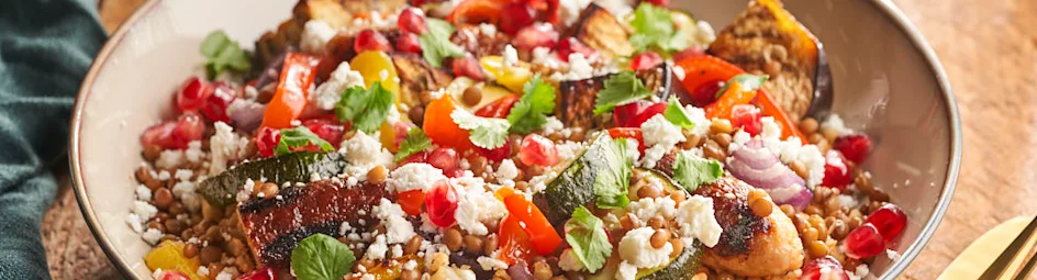 Midden-Oosterse maaltijdsalade met bloemkoolrijst en kipchipolata's