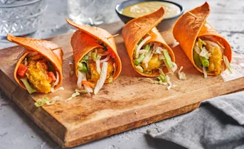Groentewraps met krokante kip en honing-mosterddressing