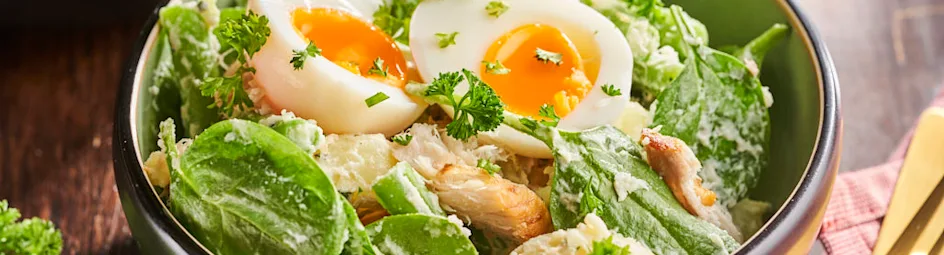 Maaltijdsalade met tuinbonen en gerookte makreel
