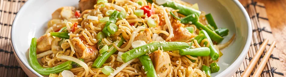 Chow mein met Oosterse roerbakgroenten en kip