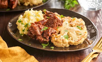 Bloemkoolsteaks met aardappelpuree en stoofvlees