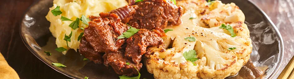 Bloemkoolsteaks met aardappelpuree en stoofvlees