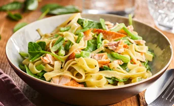 Romige tagliatelle met zalm, snijbonen en pesto