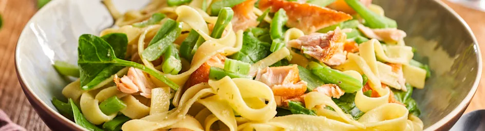 Romige tagliatelle met zalm, snijbonen en pesto