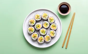 Avocado sushi met ei