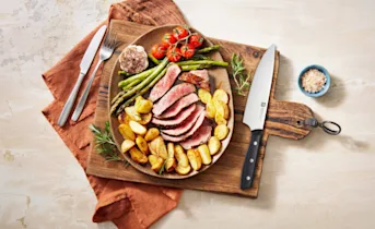 Tomahawk van de BBQ met gegrilde groenten