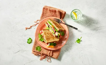 Korenlanders ontbijt sandwich met spek en ei