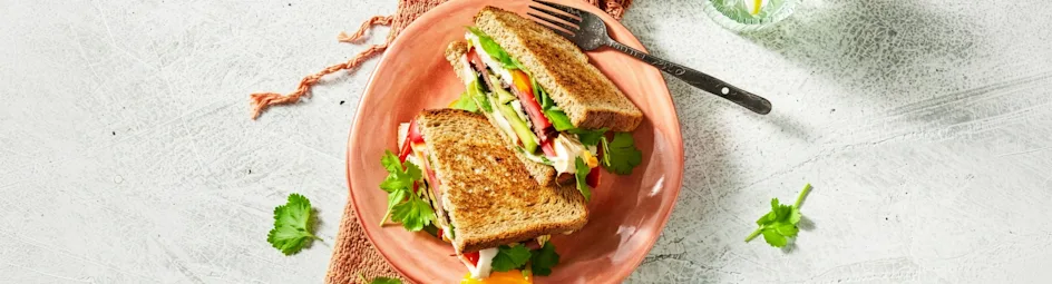 Korenlanders ontbijt sandwich met spek en ei