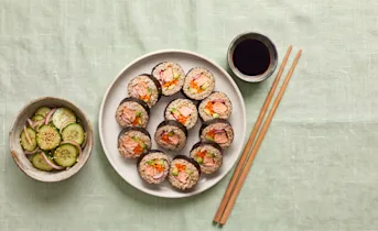 Zalm sushi met frisse komkommer