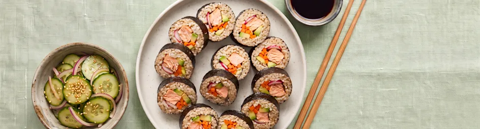 Zalm sushi met frisse komkommer