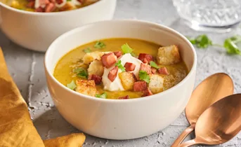 Pompoensoep met rookworstcroutons en koriander