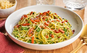 Verse pasta met avocado-boerenkoolsaus en vegetarische spekjes