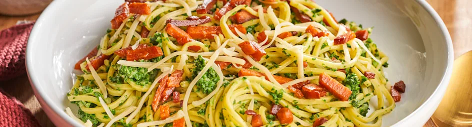 Verse pasta met avocado-boerenkoolsaus en vegetarische spekjes