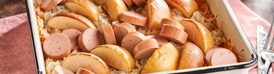 Ovenschotel met zoete aardappel, zuurkool en geroosterde appel