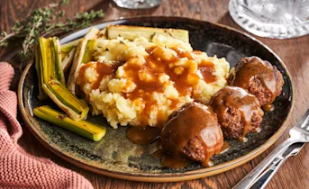 Aardappelpuree met geroosterde prei en gehaktballen