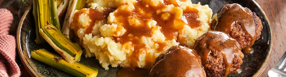 Aardappelpuree met geroosterde prei en gehaktballen