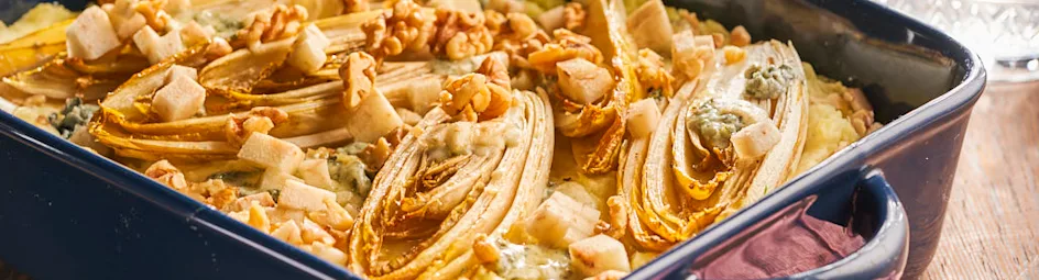 Witlof-aardappelgratin met blauwe kaas en walnoten