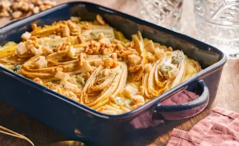 Witlof-aardappelgratin met blauwe kaas en walnoten