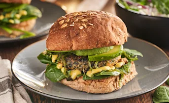 Zalmburgers met avocado en venkel-spinaziesalade