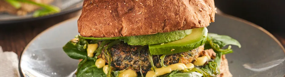 Zalmburgers met avocado en venkel-spinaziesalade