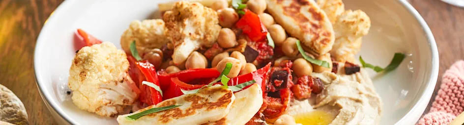 Hummus bowl met aubergine, zoete paprika en halloumi