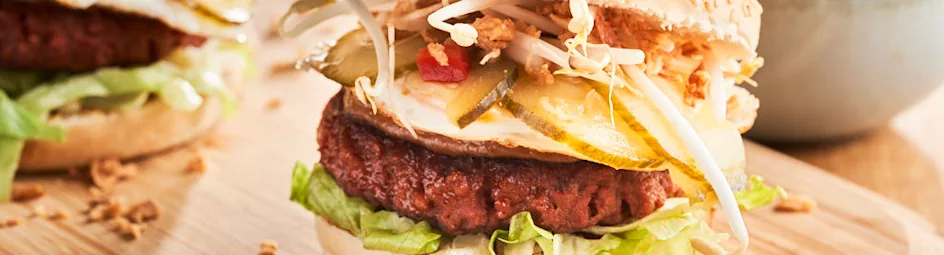 Vegetarische gado gado burgers met sajoerboontjes