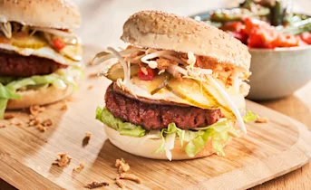 Vegetarische gado gado burgers met sajoerboontjes