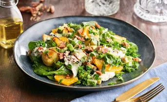 Maaltijdsalade met bloedsinaasappel, boerenkool en mozzarella