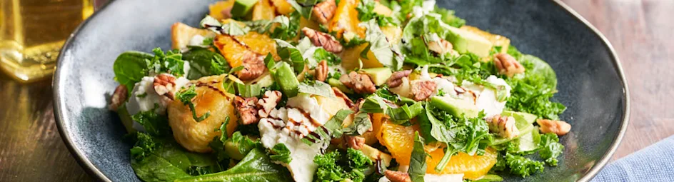 Maaltijdsalade met bloedsinaasappel, boerenkool en mozzarella