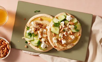 Rijkgevulde hummus-pita's met feta en pijnboompitten