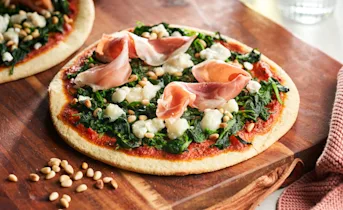 Courgettepizza’s met spinazie, geitenkaas en Parmaham